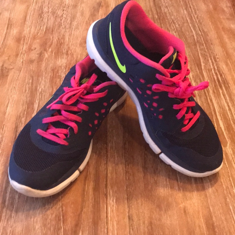 6.5 pink and navy Nikes